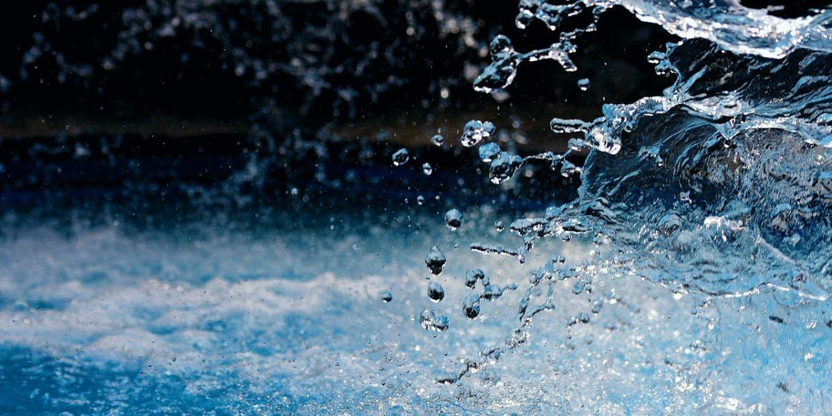 Gotas de agua de una piscina juntas salpicándose entre ellas
