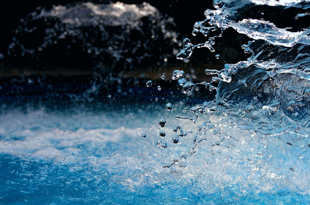 Gotas de agua de una piscina juntas salpicándose entre ellas