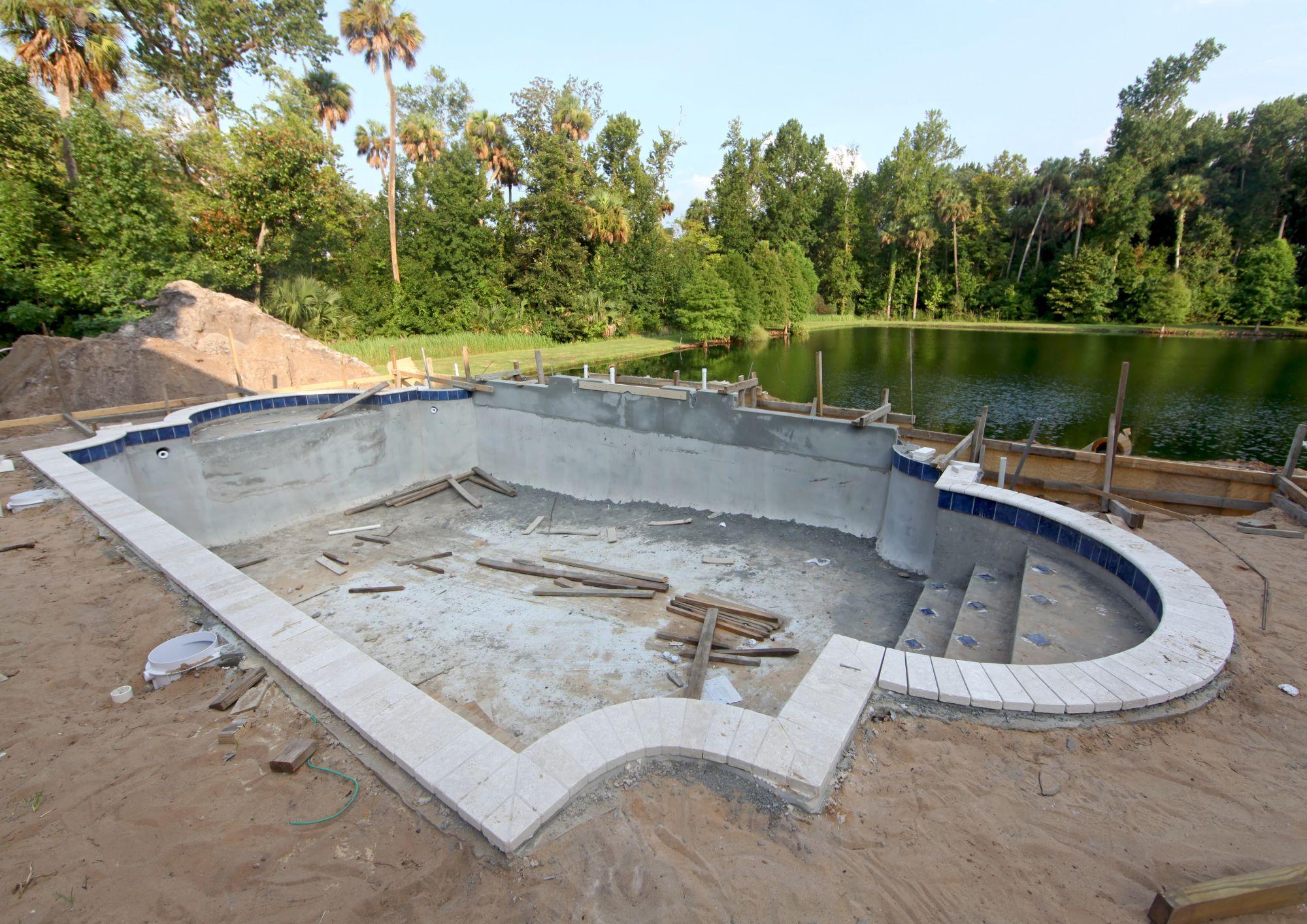 Proceso de construccion de una piscina en un patio exterior